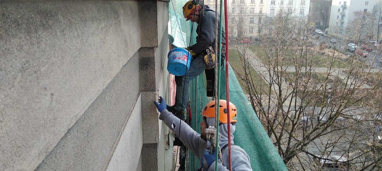 Oklep nesoudržných částí fasády: Praha