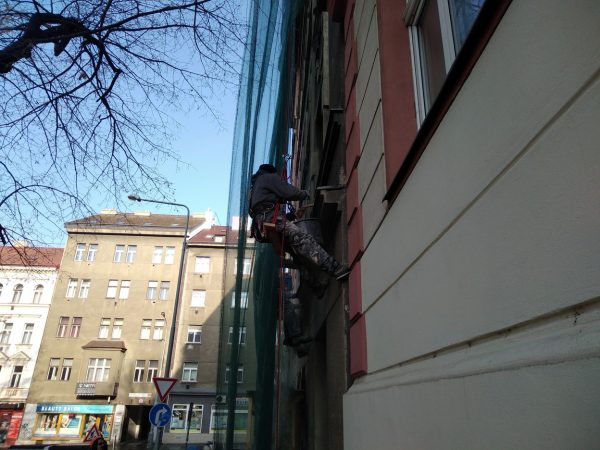 Oklep nesoudržných částí fasády: Praha