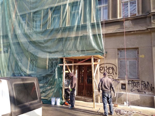 Oklep nesoudržných částí fasády: Praha